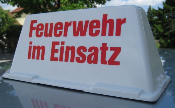 feuerwehr-zubehoer-dachaufsetzer-dachschild-auto-feuerwehr-im-einsatz-hsw91390